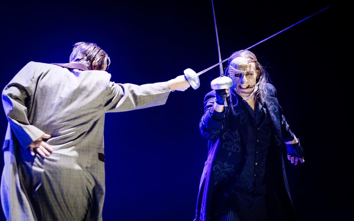 Till slut blir det duell mellan Raoul (Tobias Ahlsell) och Fantomen (Fred Johanson). Bild: Jonas Lindstedt.