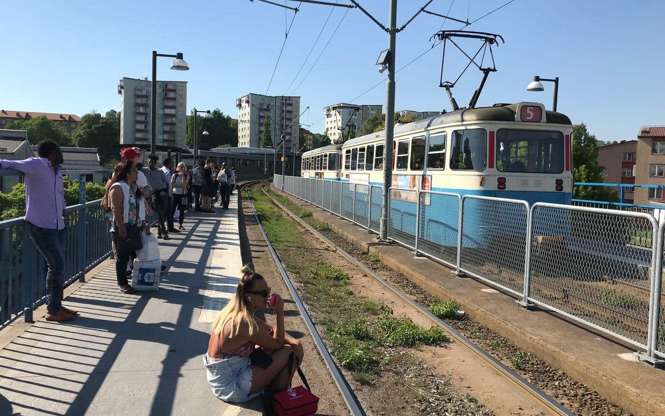 Kollektivtrafiken lamslogs på många håll i Göteborg. Även i Biskopsgården blev den förseningar och många fick vänta på vagnarna. 