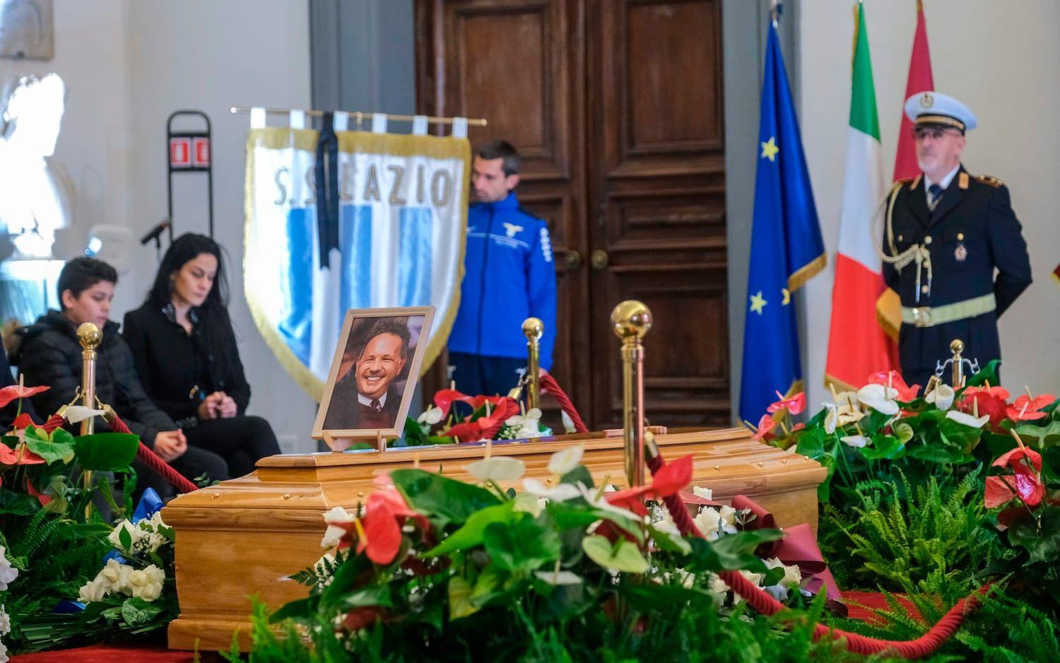 Sinisa Mihajlovic begravdes i Rom under måndagen. Roberto Mancini, Attilio Lombardo och Dejan Stankovic, tidigare lagkamrater till Mihajlovic, var några av de personer som bar ut kistan efter ceremonin