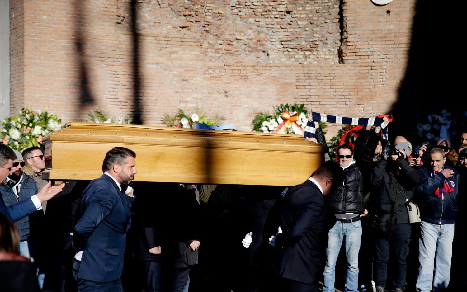 Sinisa Mihajlovic begravdes i Rom under måndagen. Roberto Mancini, Attilio Lombardo och Dejan Stankovic, tidigare lagkamrater till Mihajlovic, var några av de personer som bar ut kistan efter ceremonin