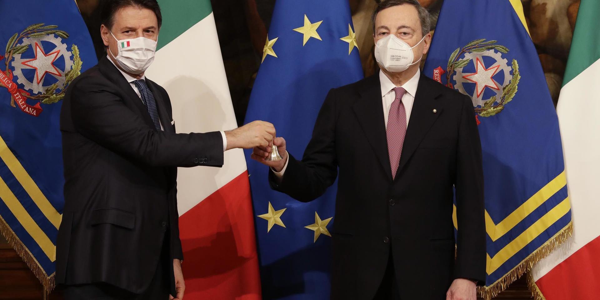 Italiens tidigare premiärminister Giuseppe Conte, till vänster, överlämnar 'regeringsbjällran' till sin efterträdare Mario Draghi vid en maktskiftesceremoni i Rom på lördagen.