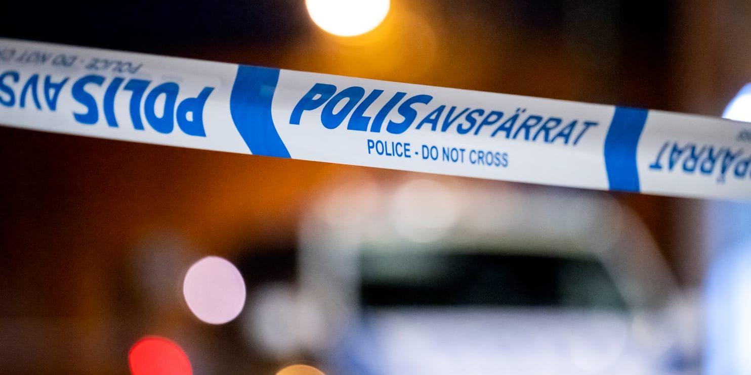 En man hittades svårt skadad utanför en butik i Nossebro igår kväll. Arkivbild.