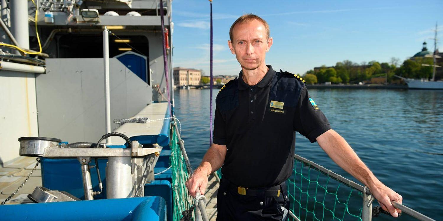 Befälhavaren Claes Jakobsson på kombinationsfartyget KBV 002 Triton vid kajen på Skeppsbron i Stockholm.