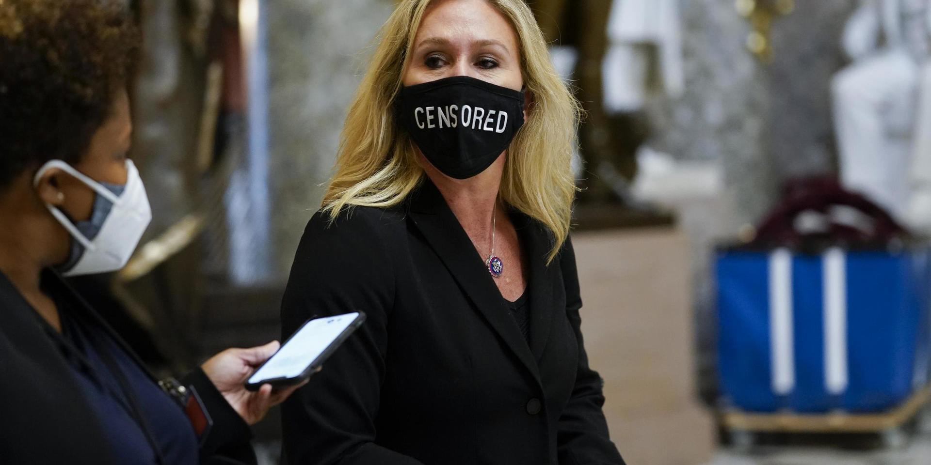 'Censurerad' står det på republikanen Marjorie Taylor Greenes munskydd. Arkivbild.