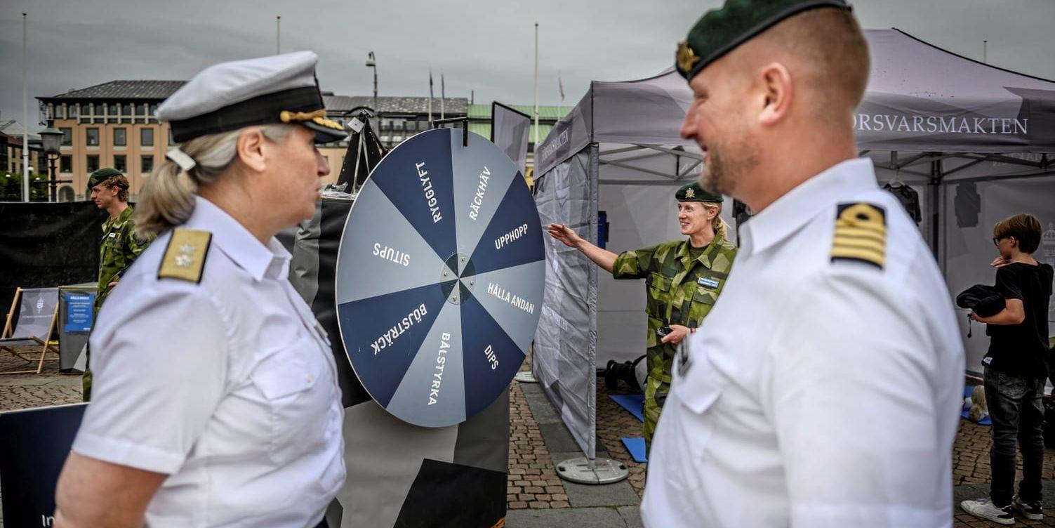 Marinchef Ewa Skoog Haslum i samspråk på Gustav Adolfs torg med chefen för Älvsborgs amfibieregemente Fredrik Herlitz. 