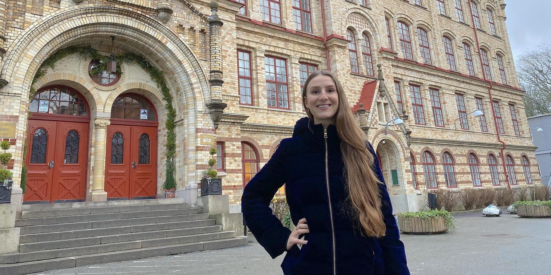 Marilia tillbaka utanför IHGR i Göteborg där hon tillbringade sin gymnasietid.