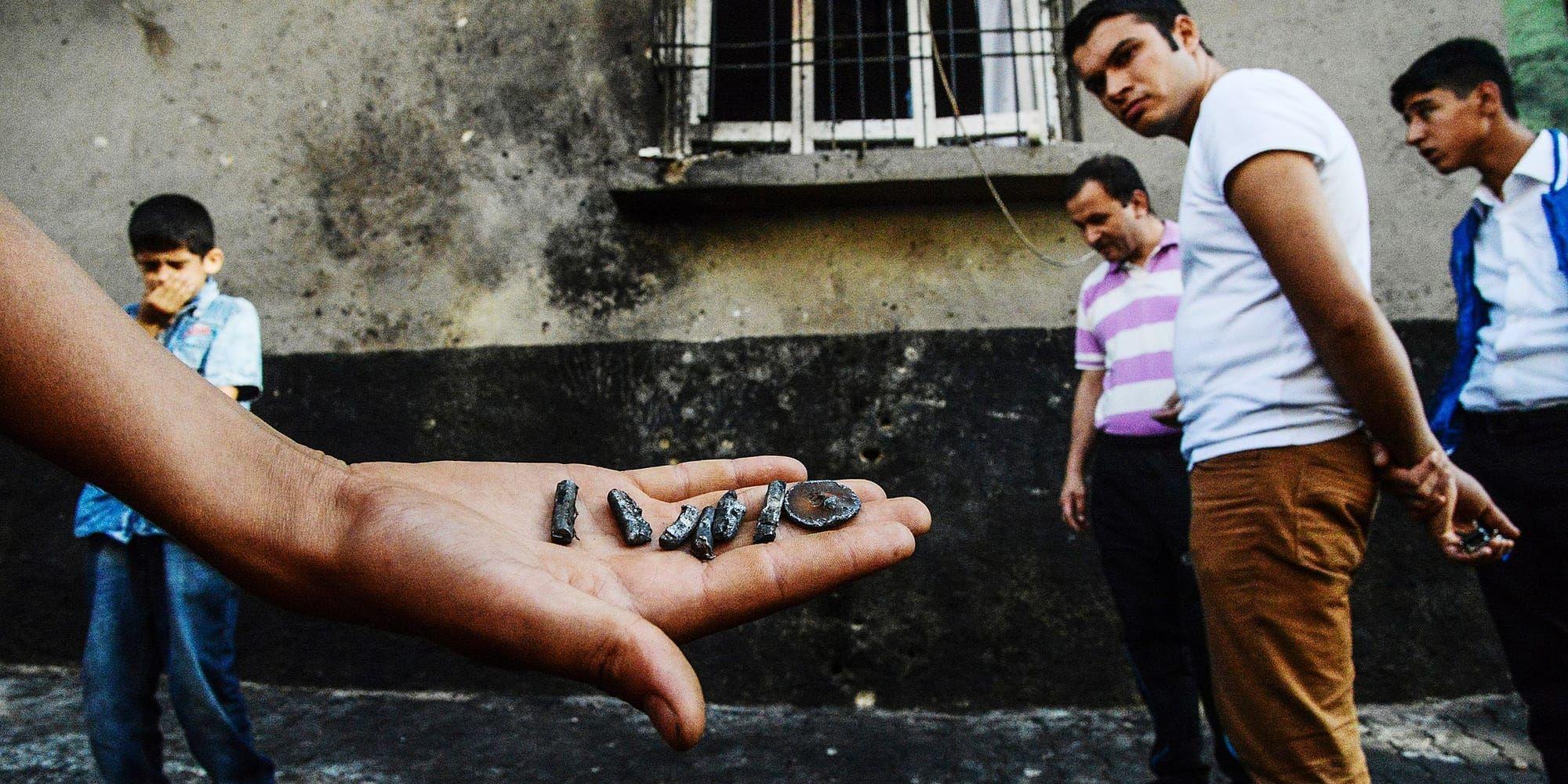 Splitter från självmordsbombaren. Foto: AFP