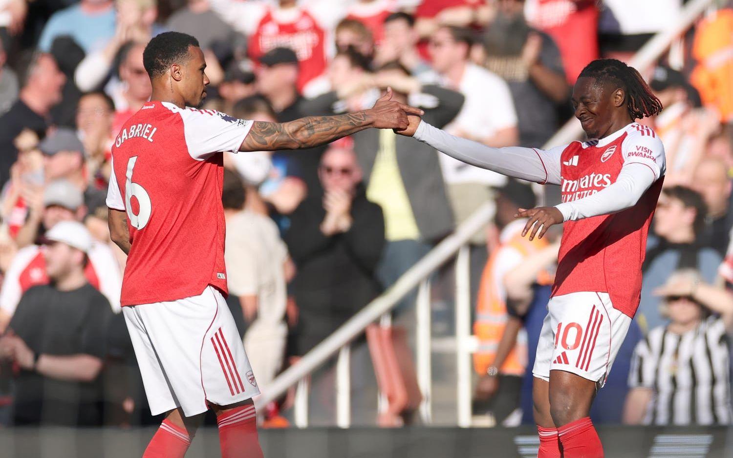 Arsenals Eberechi Eze (till höger) firar sitt mål med Gabriel.