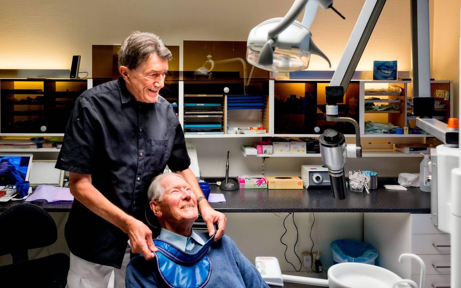 Sture Svenssons 96-årige patient Erik Jonsson är lite av ett unikum. "Det är inte många som är så till åren och som har kvar all tuggfunktion", säger tandläkare Svensson, som vid det här besöket tog några röntgenbilder, mätte tandfickor och gjorde en korrigering för att avlasta en överrörlig framtand. Bild: Nicklas Elmrin