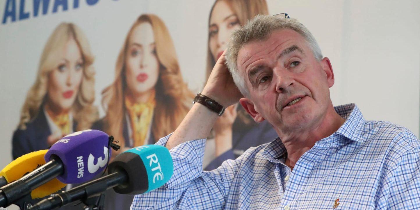 Ryanairs vd Michael O'Leary försöker på en presskonferens i Dublin förklara varför bolaget ställer in 2 000 flyg.