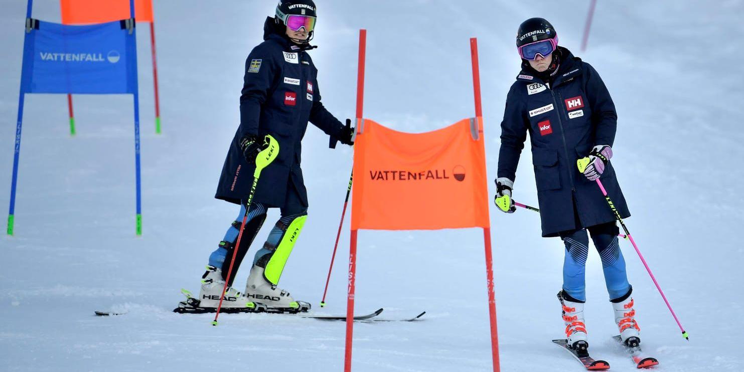 Anna Swenn-Larsson och Frida Hansdotter inspekterar en träningsbana inför lagtävlingen.