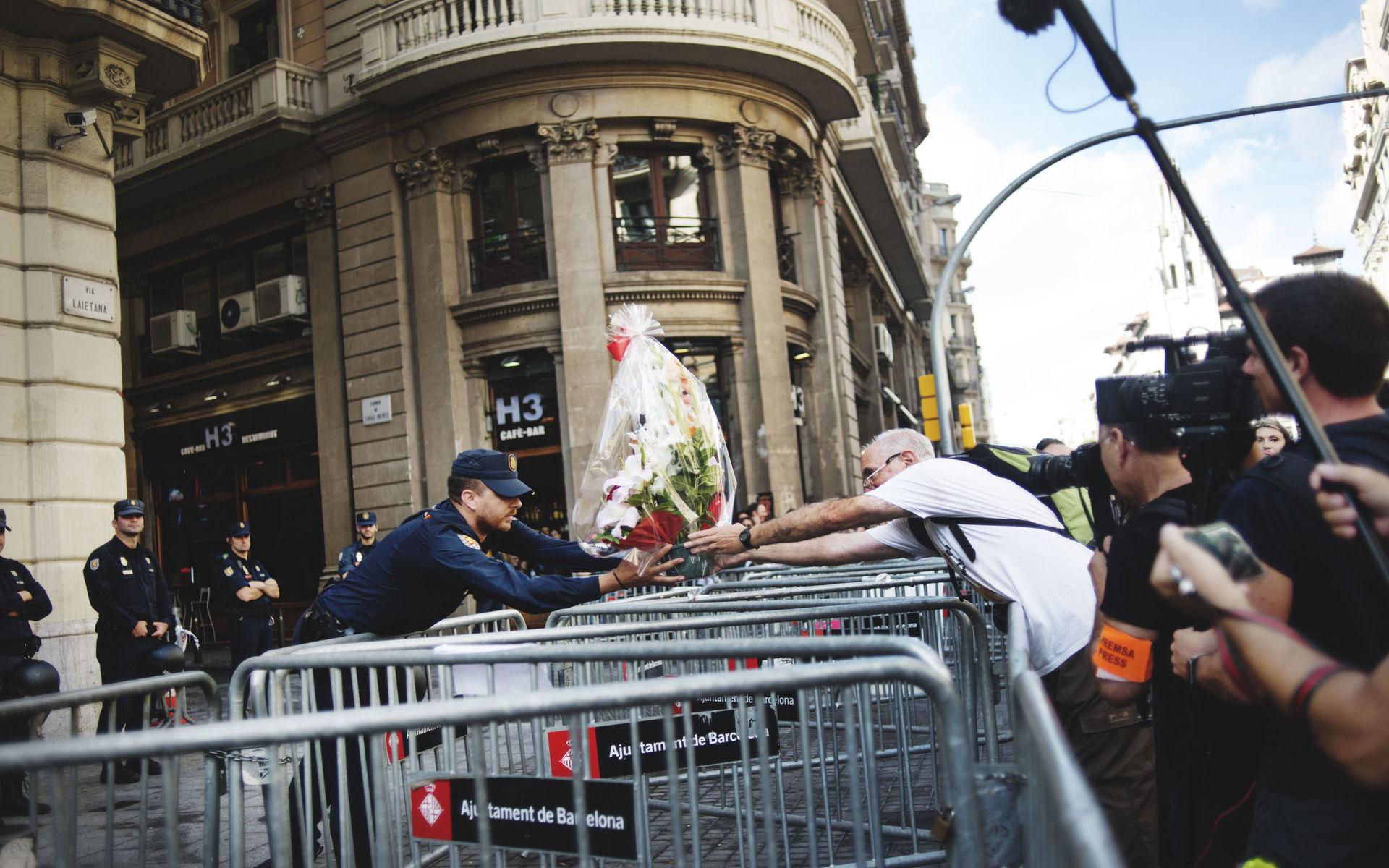 Den nationella polisen får blommor, choklad, aplåder och &quot;viva España&quot; rop av människor som vill visa sitt stöd.