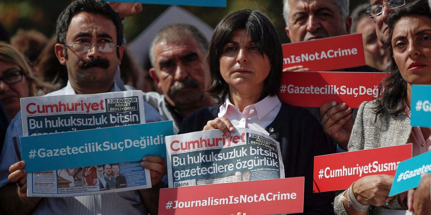 Journalister protesterar sedan anställda på tidningen Cumhuriyet i Turkiet gripits. Arkivbild.