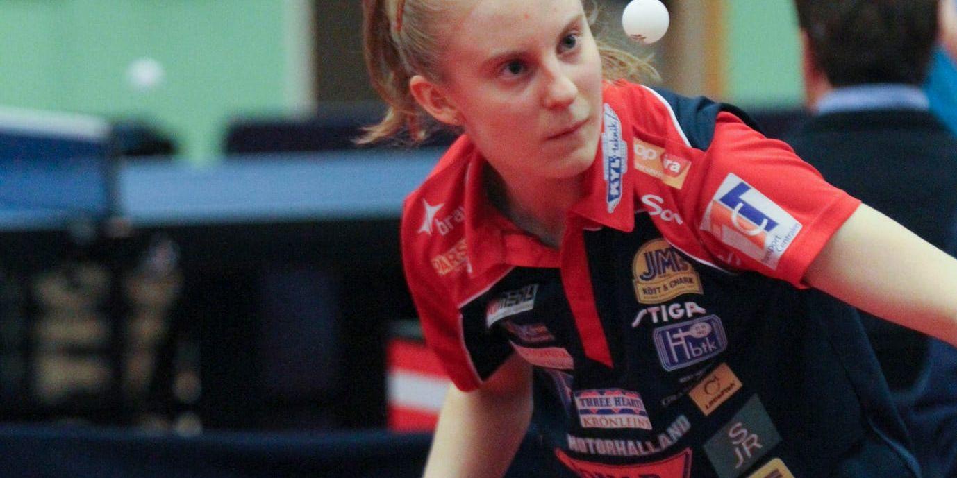 Jennie Edvinsson vann båda sina singlar när Halmstad gick till SM-semifinal i bordtennis.