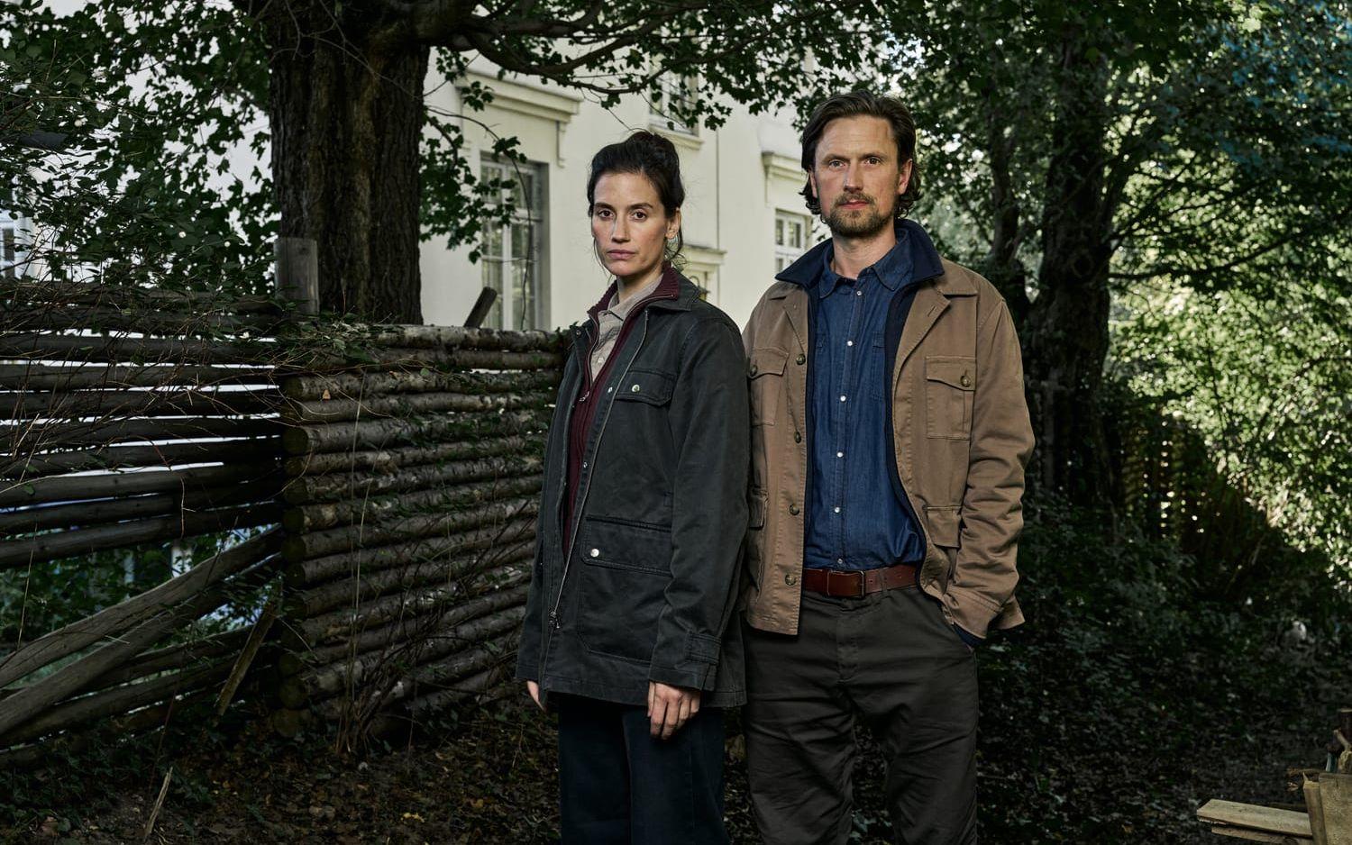 Danica Curcic och Mikkel Boe Følsgaard spelar poliserna Naia Thulin och Mark Hess i "Kurragömma" på Netflix. 