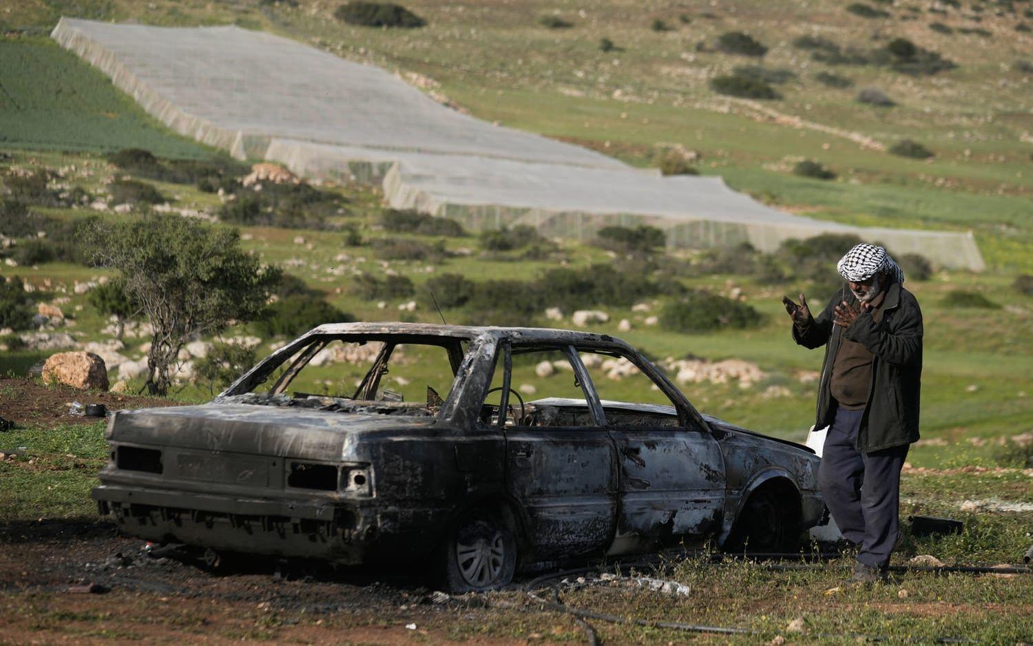 En utbränd bil som enligt palestinska Röda halvmånen eldats upp av israeliska bosättare på Västbanken i slutet av mars. Arkivbild.