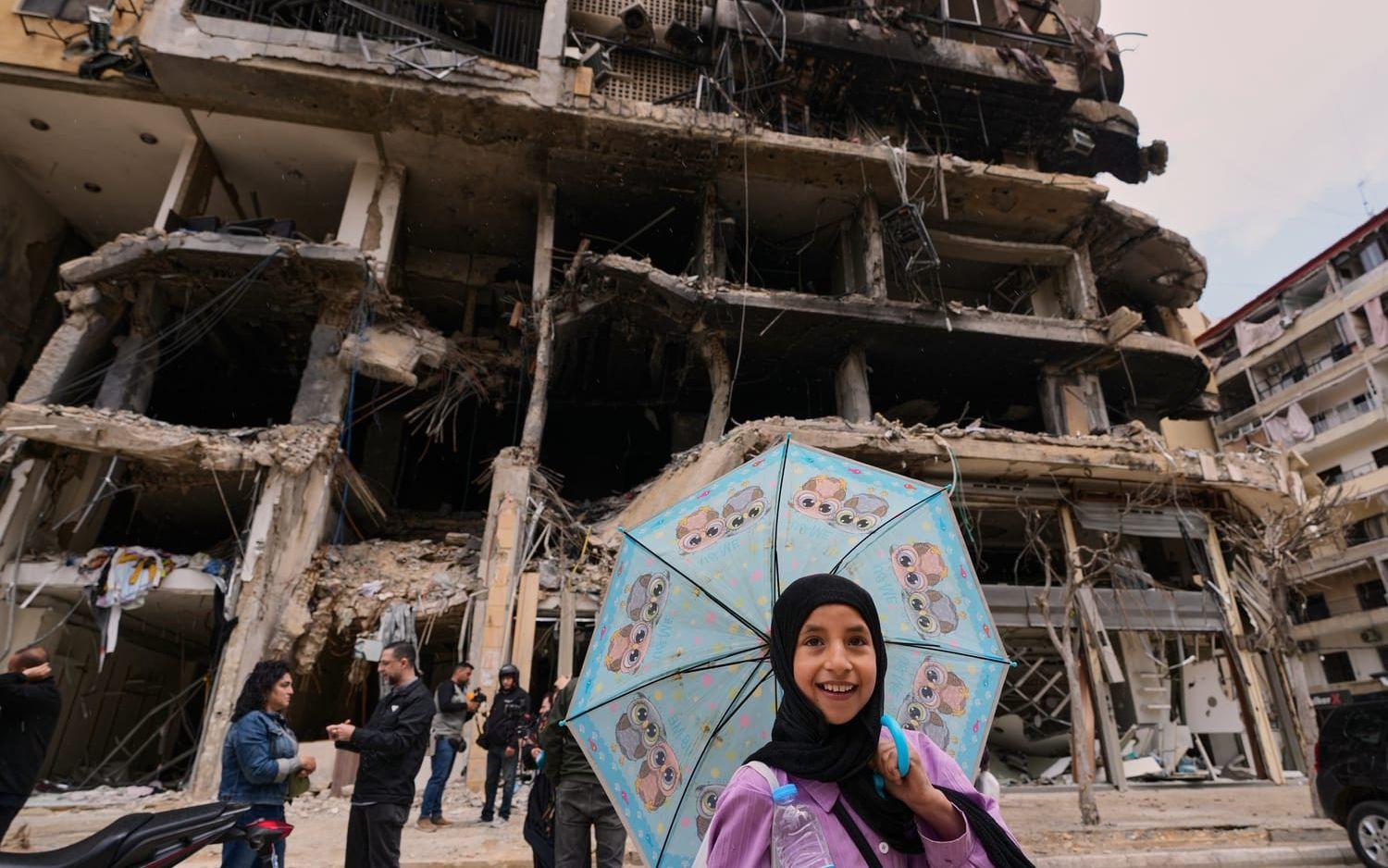 En krigshärjad byggnad i södra Beirut, som ofta beskrivs som ett fäste för shiamilisen Hizbollah. Bilden togs i måndags.