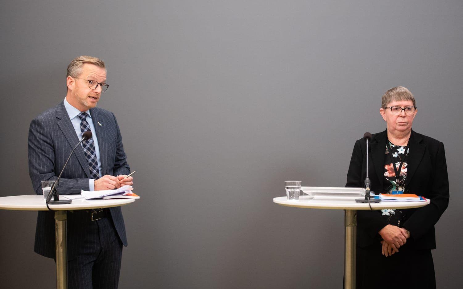 Inrikesminister Mikael Damberg (S) och utredaren Gunnel Lindberg, ordförande i Säkerhets- och integritetsskyddsnämnden, under en pressträff i samband med överlämnandet av en promemoria om bättre möjligheter till husrannsakan.