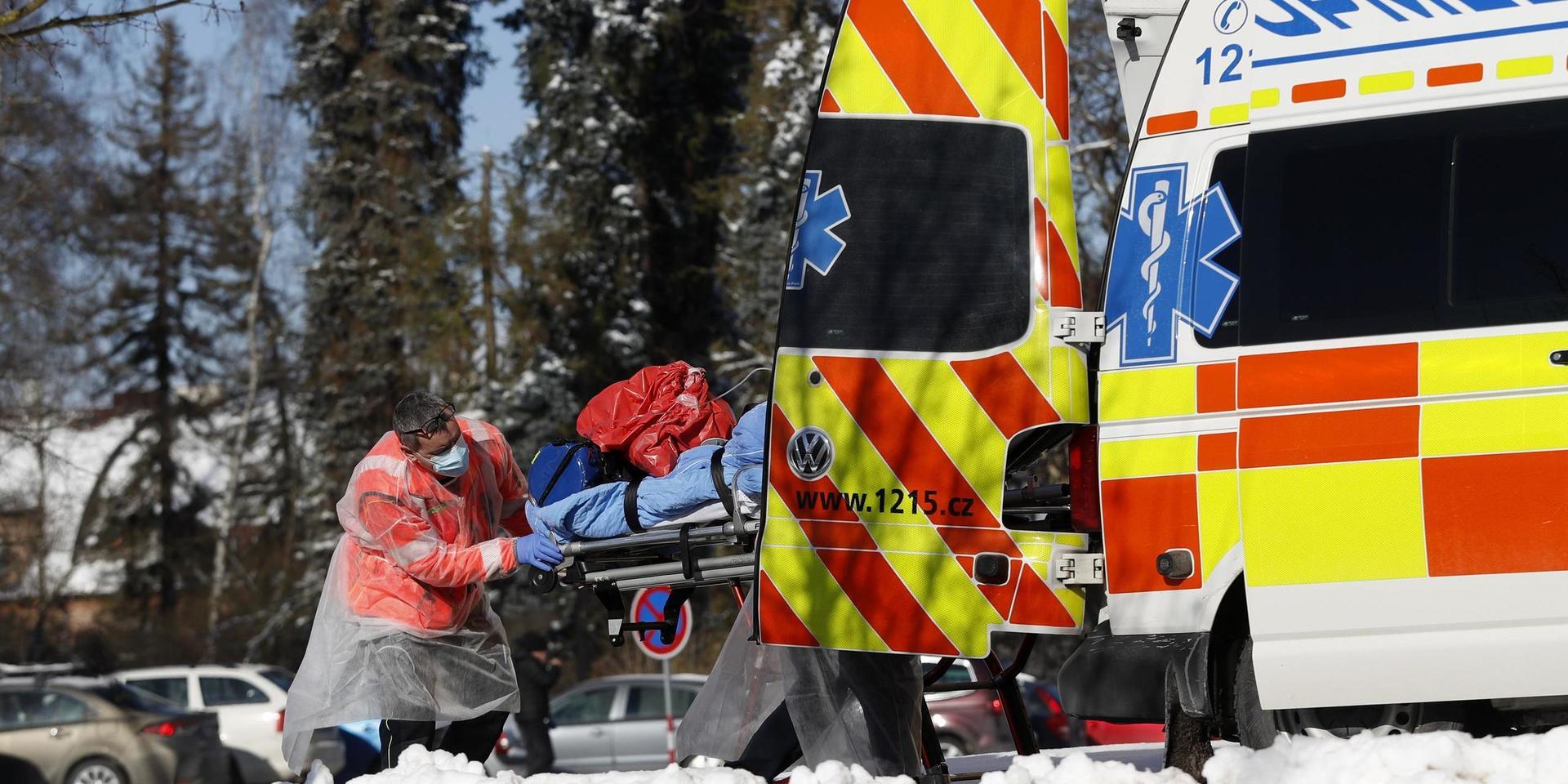 En covid-19-sjuk patient transporteras med ambulans i Cheb i Tjeckien. Arkivfoto.
