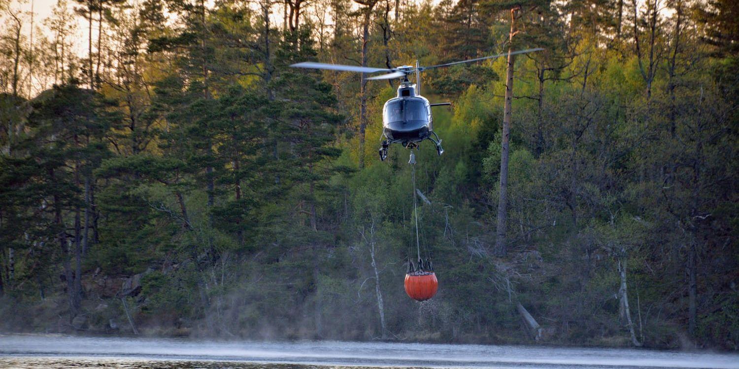 Helikopter kallades in till skogsbranden i Lilla Edet. 