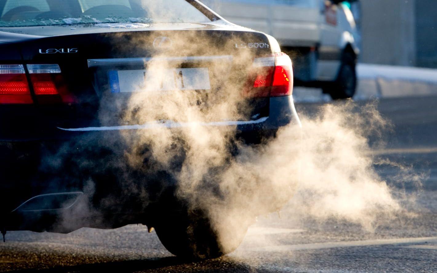 Bilavgaser i vinterväder. Arkivfoto.
