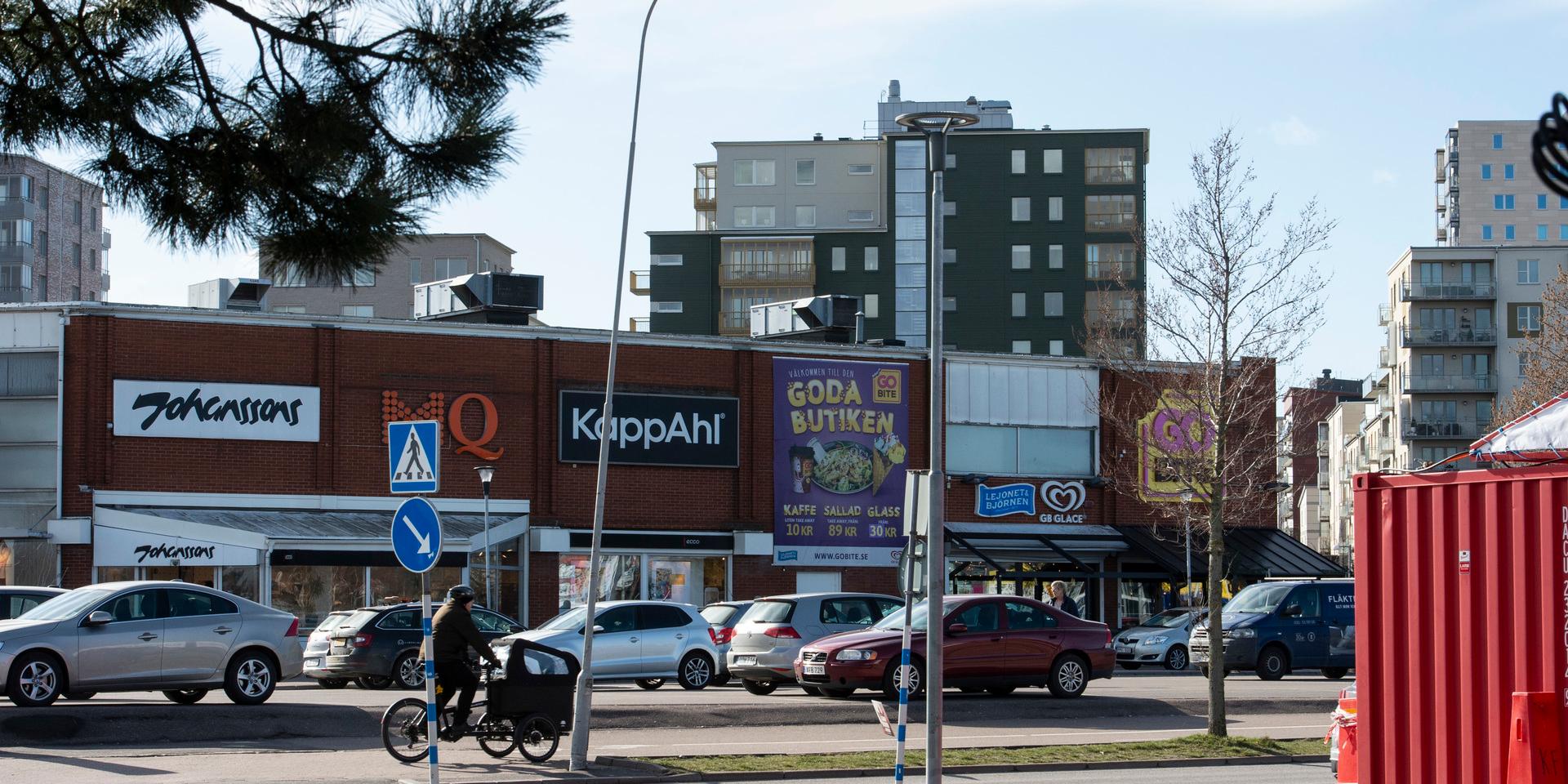 Butiker och hundratals bostäder börjar byggas på Backaplan redan under våren, enligt Skanska. 