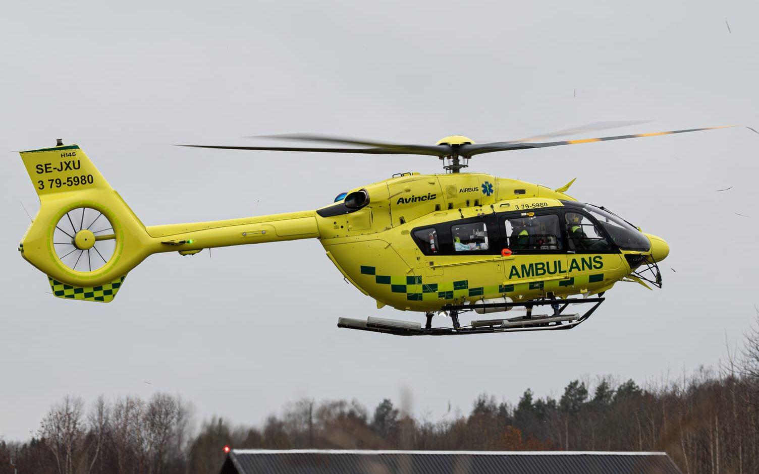 Flickan förs till sjukhus med ambulanshelikopter. Arkivbild.