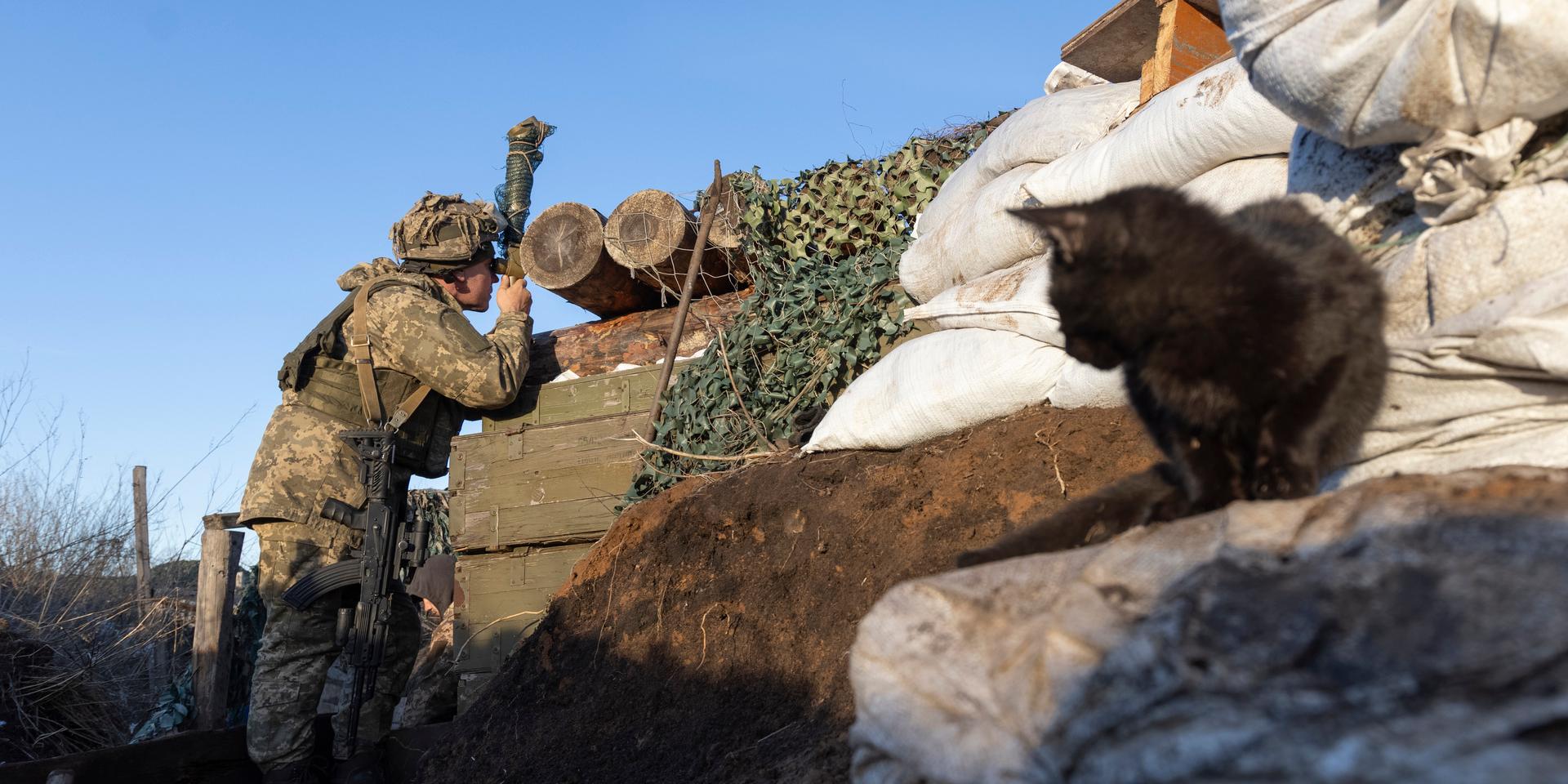 En ukrainsk soldat vid ett skyttevärn i Donetsk i Ukraina. Arkivbild.