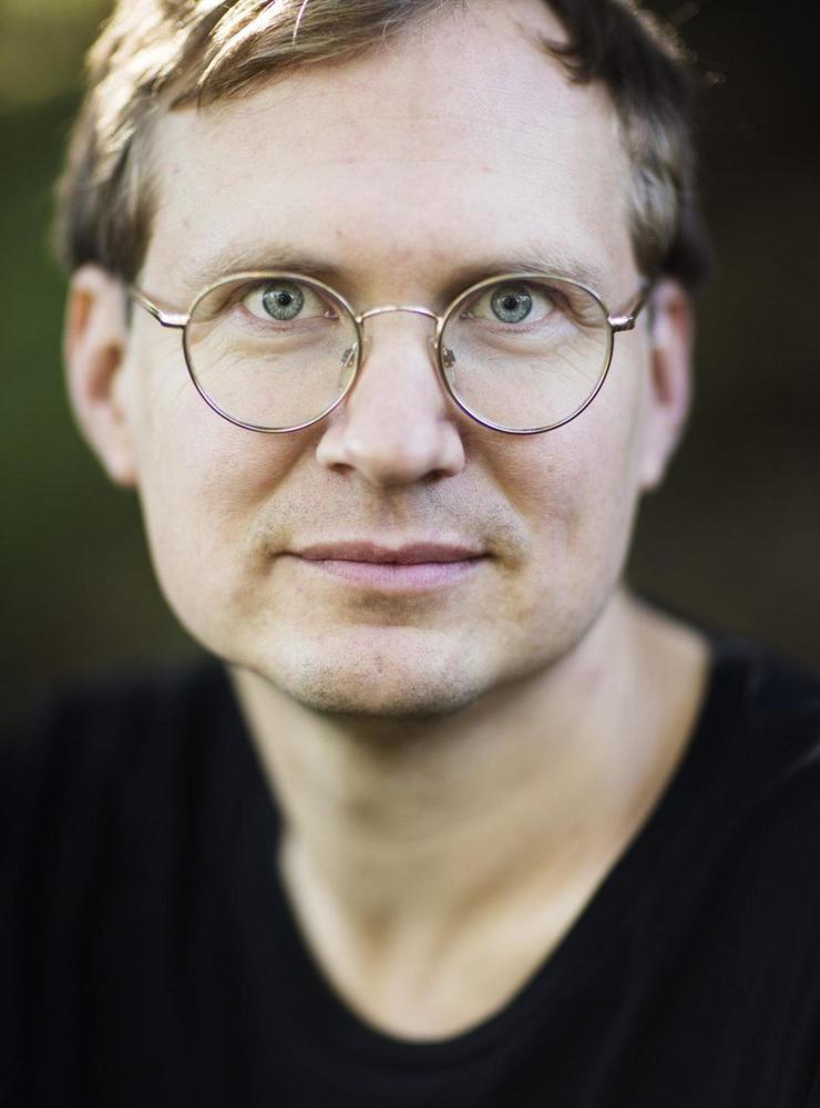Jonas Gren är poet och författare. Hans senaste bok var poesisviten ”Dälden” 2018. Snart kommer hans ”Tävlingsdräkten” på Vendels förlag. 