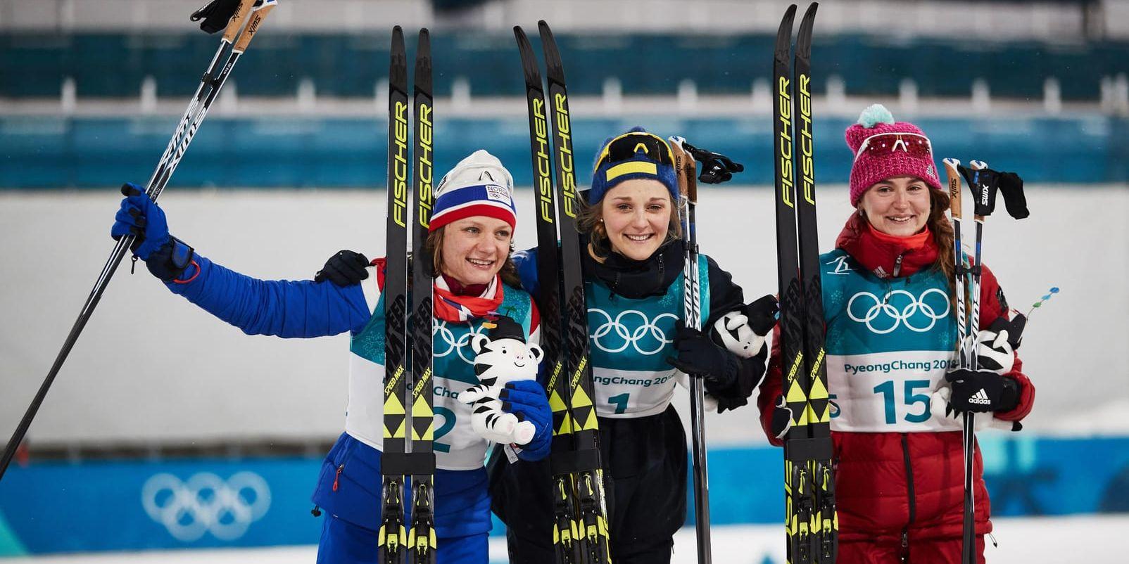 Stina Nilsson besegrade Maiken Caspersen Falla till vänster i OS-sprinten. Nu utmanar hon norskan om slutsegern i sprintcupen när den gör omstart i Lahtis på lördagen. Arkivbild.