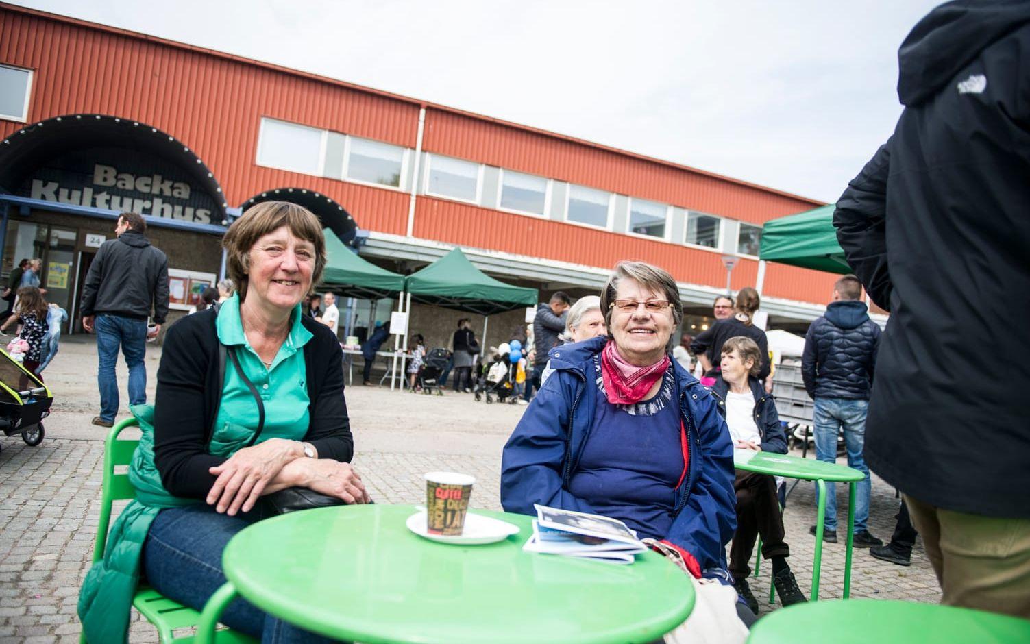 Annicka Ohlsson och Gunnel Henriksson konstaterar att det var mer liv kring torget förr. De hoppas att det kommer tillbaka. Bild: Anna Svanberg