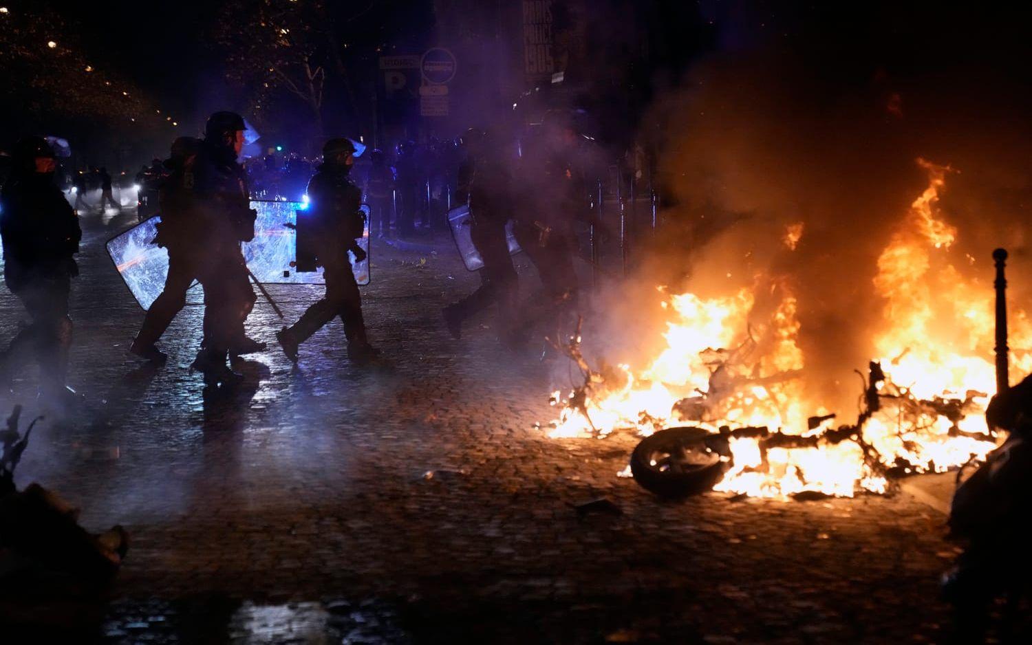 Det var oroligt i Paris efter Frankrikes och Marockos VM-succé under lördagen. Segerfirare skör fyrverkerier mot polisen, enligt fransk media greps 74 personer.