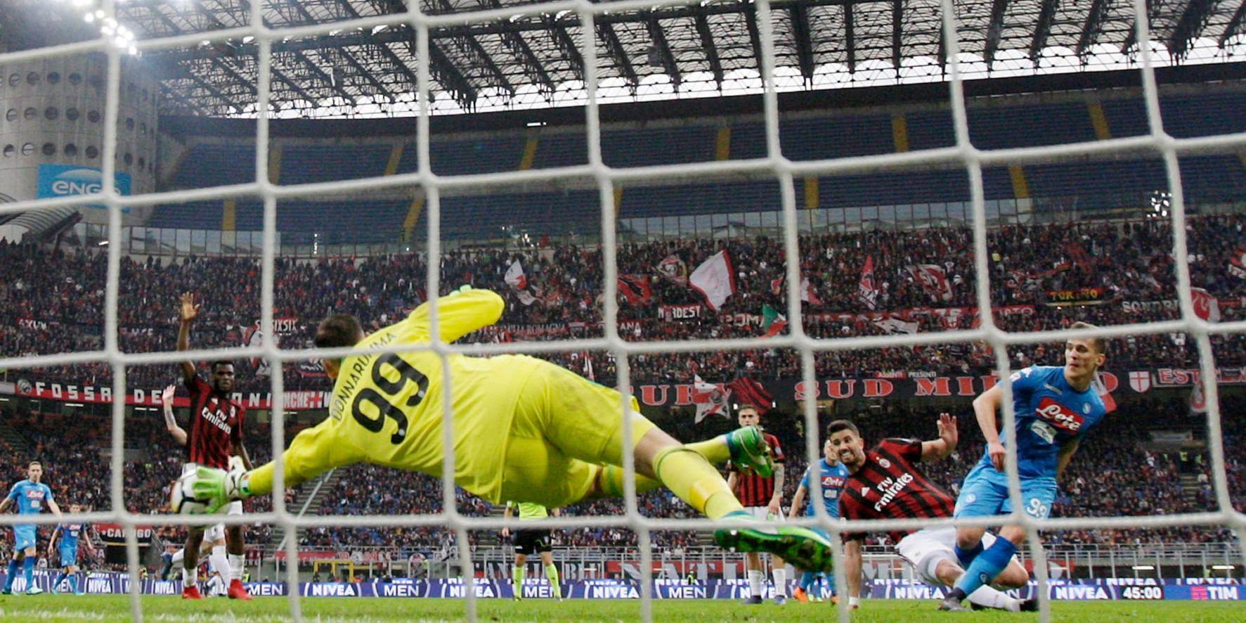 Milans målvakt Gianluigi Donnarumma stod för en jätteräddning i slutsekunderna av mötet med Napoli. 0–0 slutade matchen, och det innebär att serieledande Juventus kommer allt närmare ännu en ligatitel.