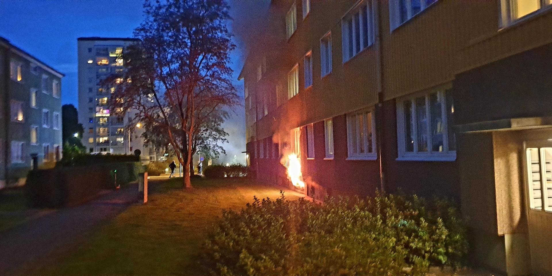 En person i 30-årsåldern har gripits under lördagen misstänkt för skadegörelse genom brand i Lundby. Händelsen är en av tre bränder i samma område under kort tid, och polisen utesluter inte att personen kan ha varit inblandad i samtliga.