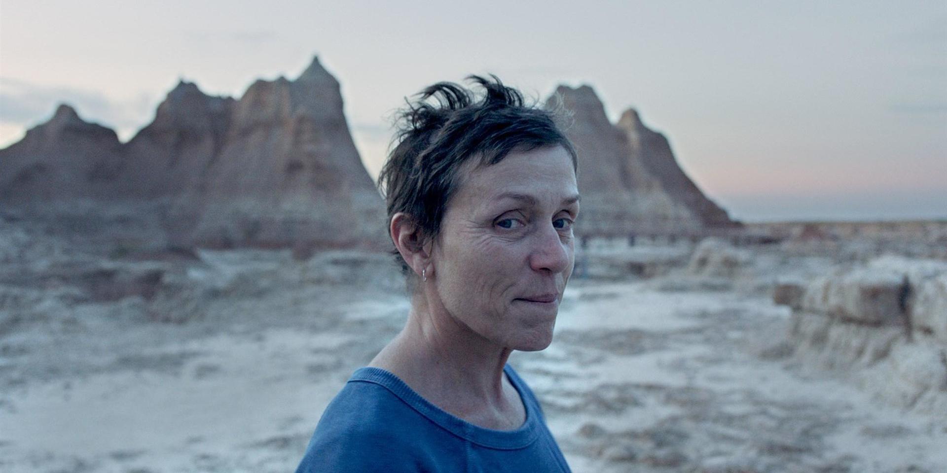 Frances McDormand i ”Nomadland” som vann Guldlejonet vid Venedig filmfestival hösten 2020. Filmen får svensk premiär 26 mars på de biografer som då håller öppet.(Tyvärr inte i Göteborg)