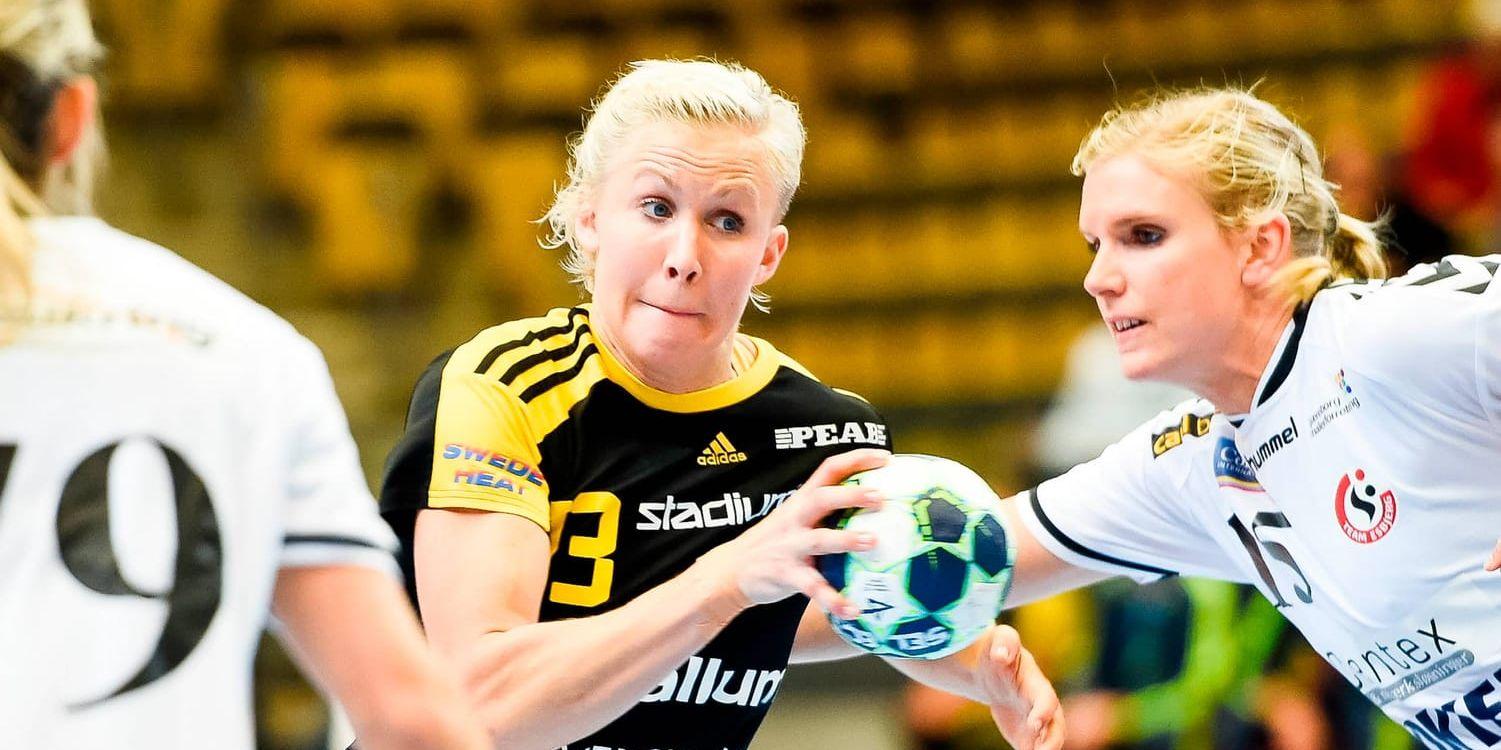 Elin Hallagård försöker stoppa förre Sävehofspelaren Jenny Alm.