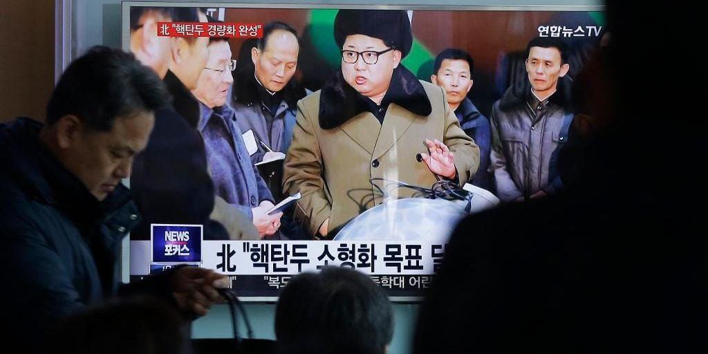 Människor tittar på en tv-sändning från Nordkorea, som visar ledaren Kim Jong-Un vid vad som påstås vara en miniatyrversion av en kärnvapenstridsspets i förra veckan.