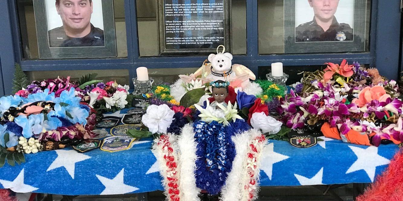 Runt minnestavlor på poliser som dött i tjänsten finns traditionella hawaiianska symboler, så som blomsterkransar, som är vanliga på öarna.