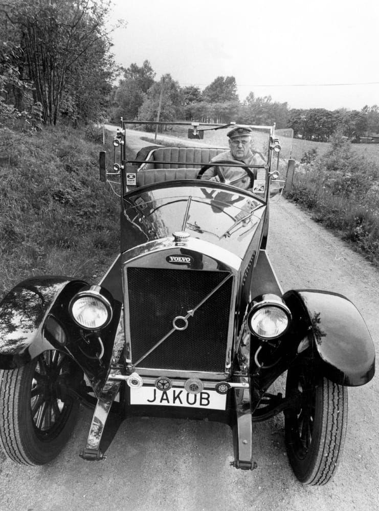 1927. Den första bilen rullar ut från Lundbyverken. ÖV4 (Öppen vagn med 4 cylindrar) tillverkas i knappt trehundra exemplar fram till 1929. Får smeknamnet Jakob.