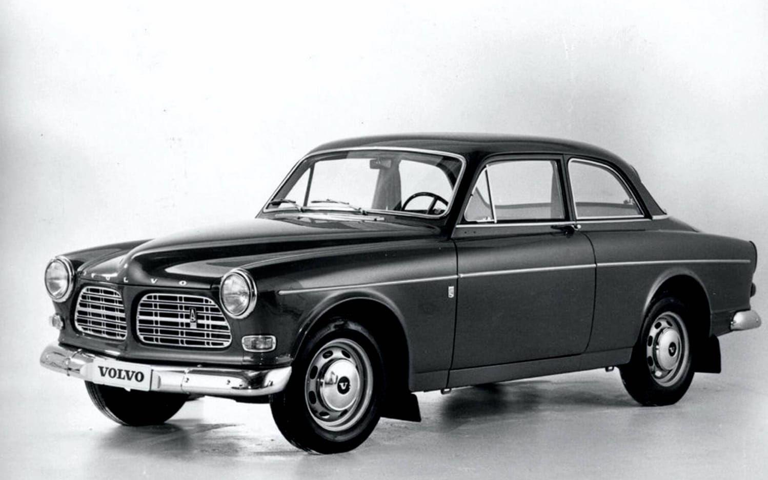 1956. Volvo Amazon lanseras. Blir folkhemsbilen framför andra. Säljs i närmare 700 000 exemplar fram till 1970.