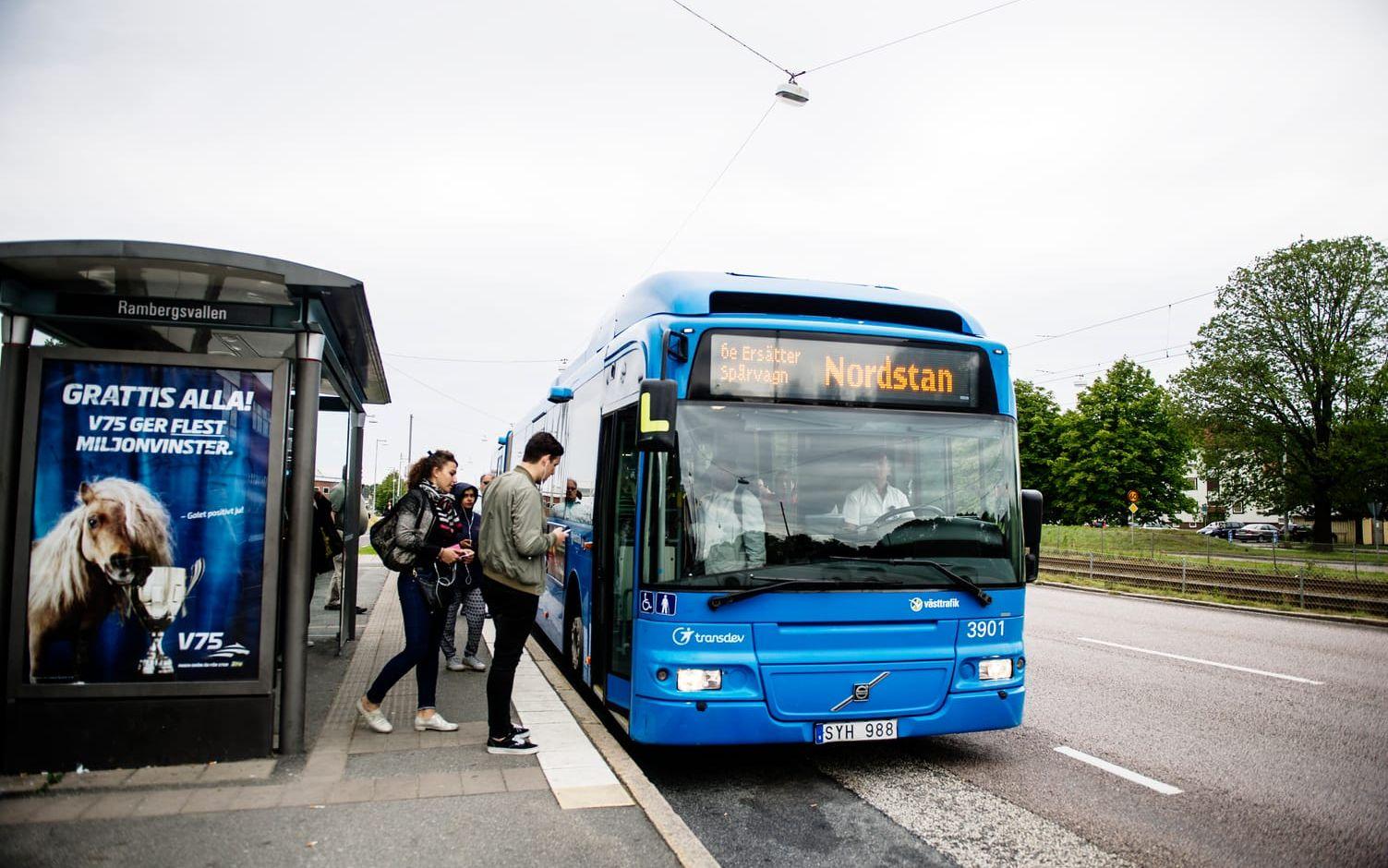 Sedan Västtrafik ställde in all spärvagnstrafik över Göta älvbron och ersatte den med bussar har många varit missnöjda. Bild Anna Svanberg
