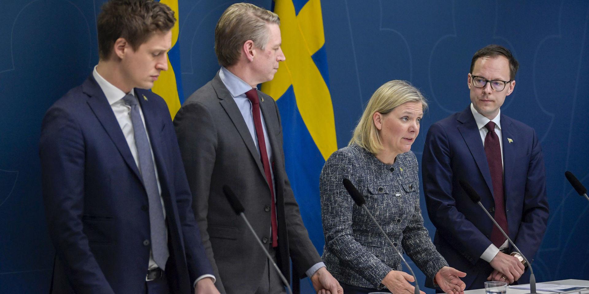 Emil Källström (C), finansmarknadsminister Per Bolund (MP), finansminister Magdalena Andersson (S) och Mats Persson (L)  presenterar ett krispaket riktat till svenska småföretag.