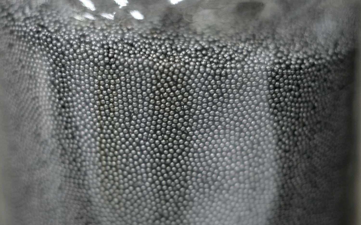 Arkivbild på urankulor. Detta är en annan typ än de pellettar som användes i Tjernobyl, men kan ses som en illustration av hur små och lättflyktiga bränslebitarna är.