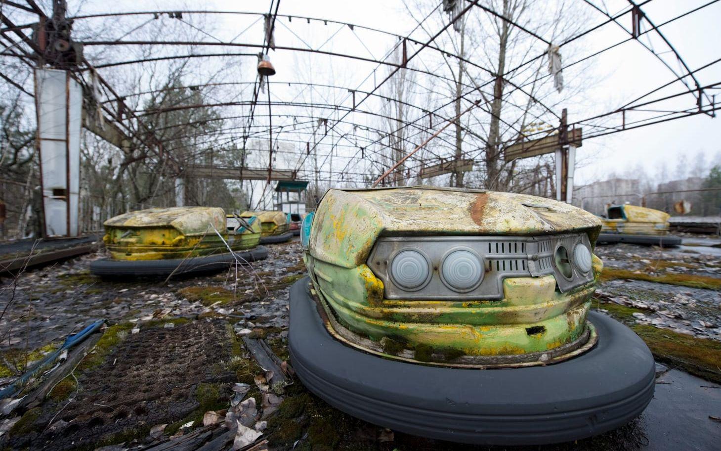 Radiobilar på nöjesfältet i spökstaden Prypjat. Staden byggdes bara något decennium före olyckan, men är fortfarande evakuerad. Bilden är från 2011.