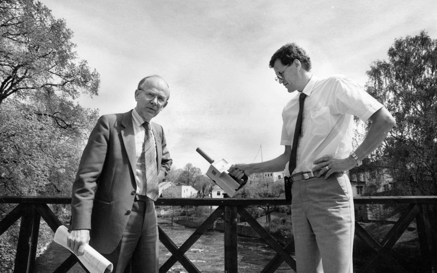 Västvärlden fick kännedom om Tjernobyl-olyckan när förhöjda strålningsvärden noterades i Gävletrakten. Det ledde till kontroller och beredskap under lång tid efteråt. Här syns Gävleborgs dåvarande landshövding Carl Björkman och strålskyddsinstitutet SSI:s generaldirektör Gunnar Bengtsson, med en geigermätare i handen, på en bro över Gavleån den 21 maj 1986.