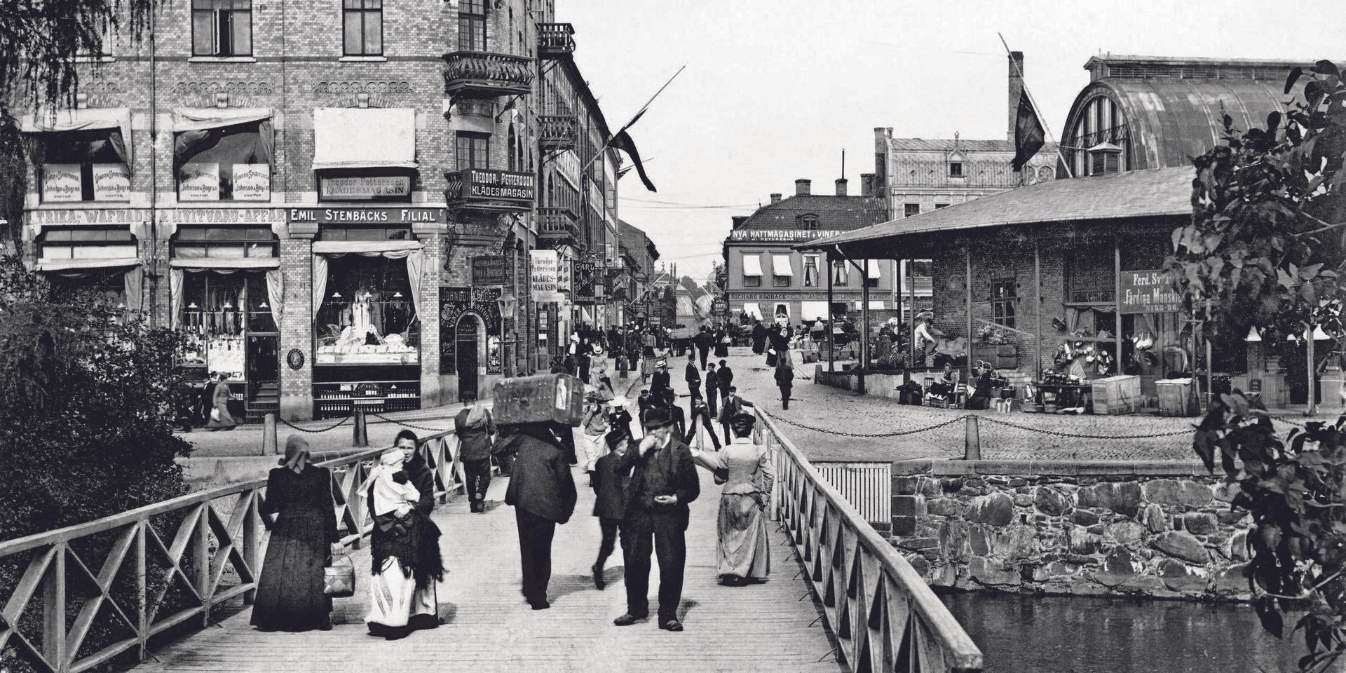 Denna bild från Basarbron år 1901 visar ett tvärsnitt av göteborgare ur olika åldrar och samhällsskikt. Göteborgsk pigfranska hade säkert varit gångbar på bron. 