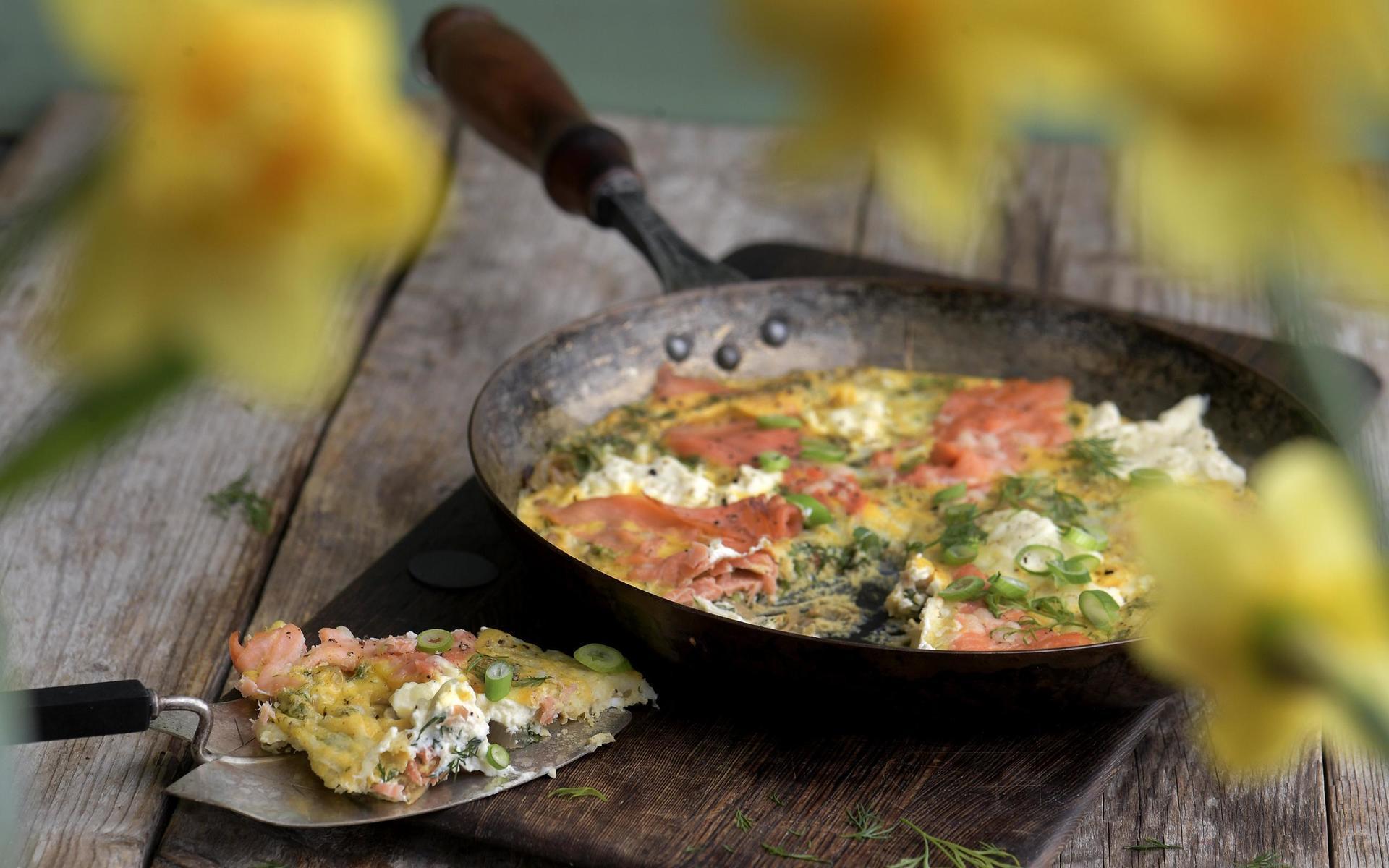 Mat på påskens rester. Fick du både lax och ägg över passar de utmärkt i en matig frittata, det vill säga en italiensk omelett. 