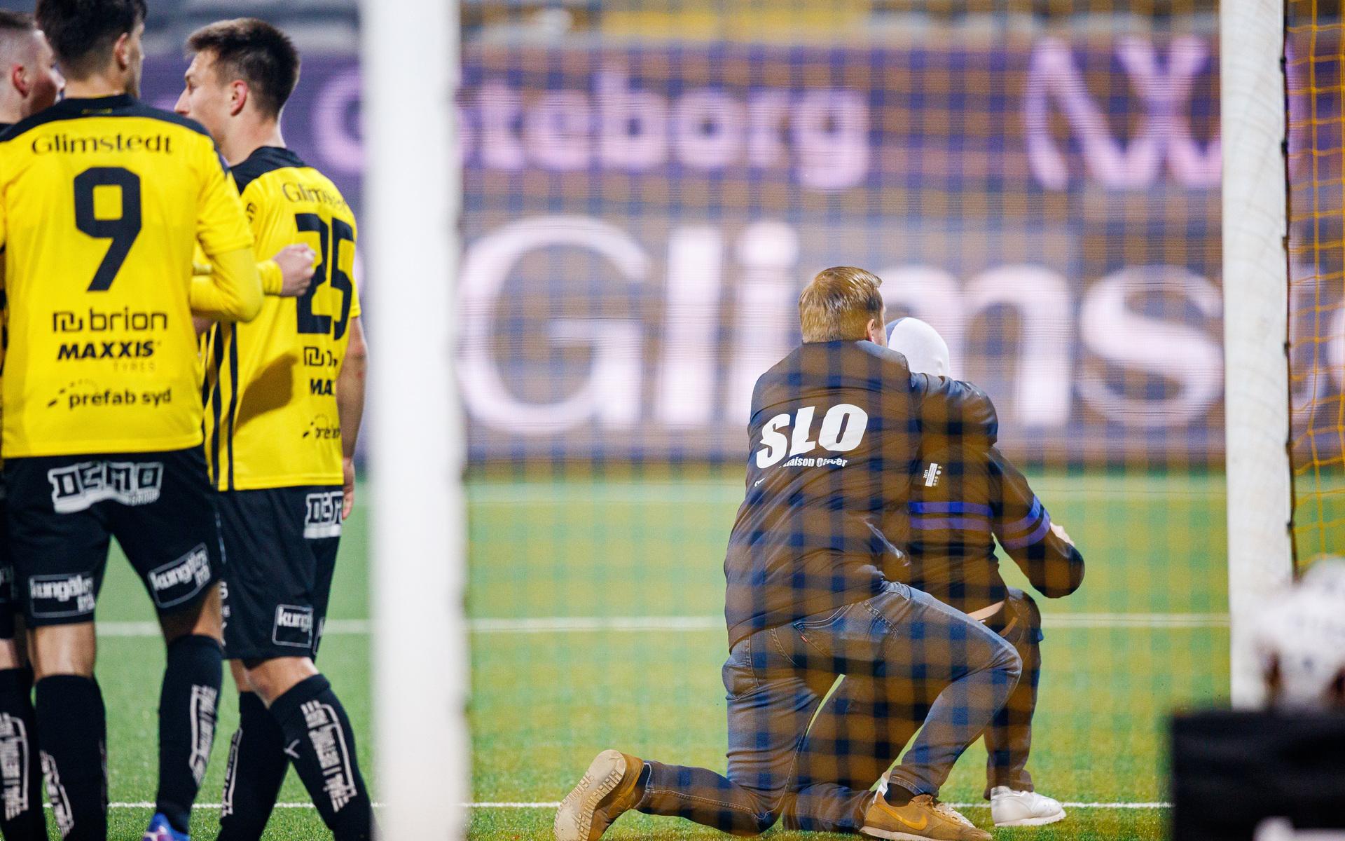 Efter Häckens 3-0-mål hoppade mannen in på planen och försökte attackera spelarna. 