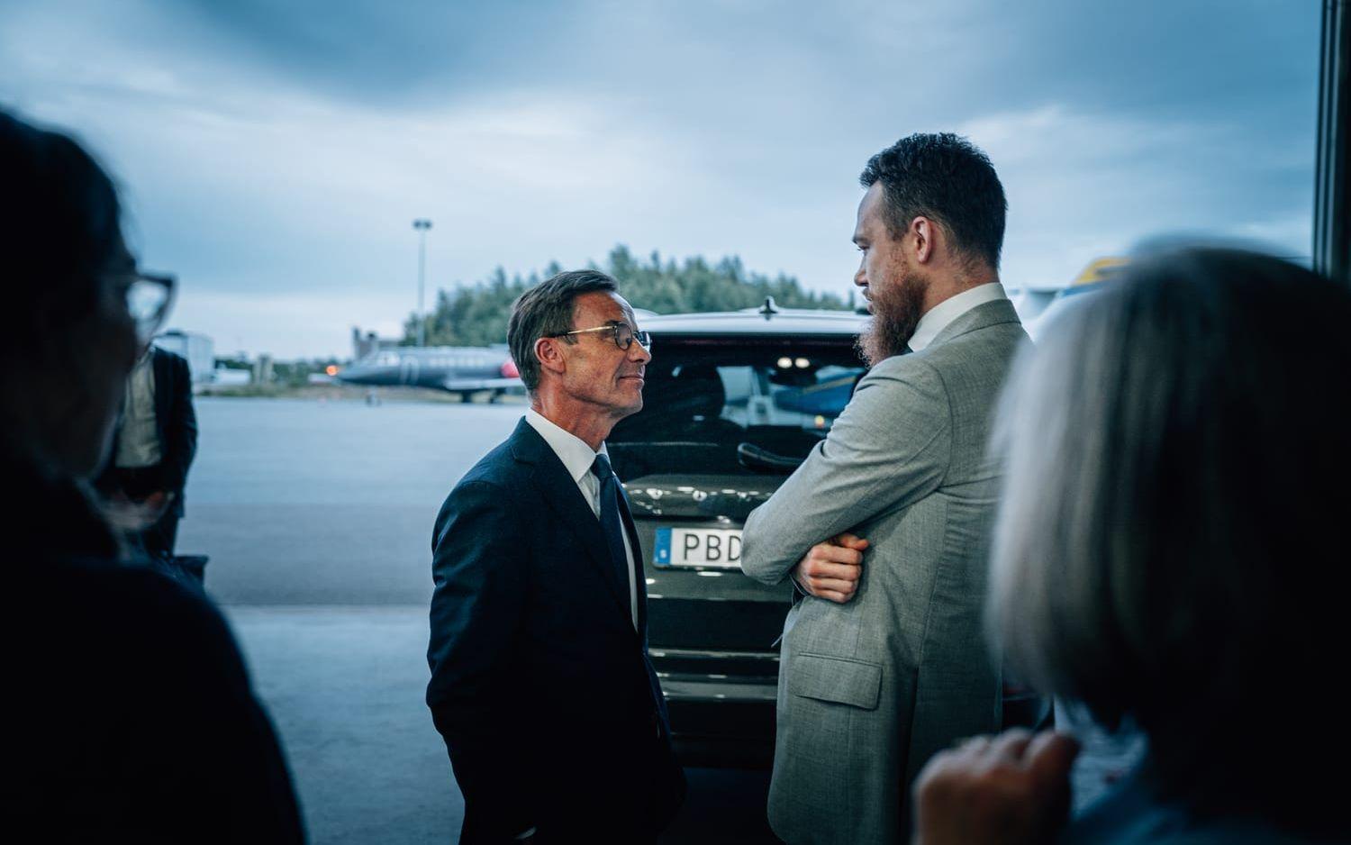 Johan Floderus i samtal med statsminister Ulf Kristersson efter att han landat på Arlanda på lördagskvällen.