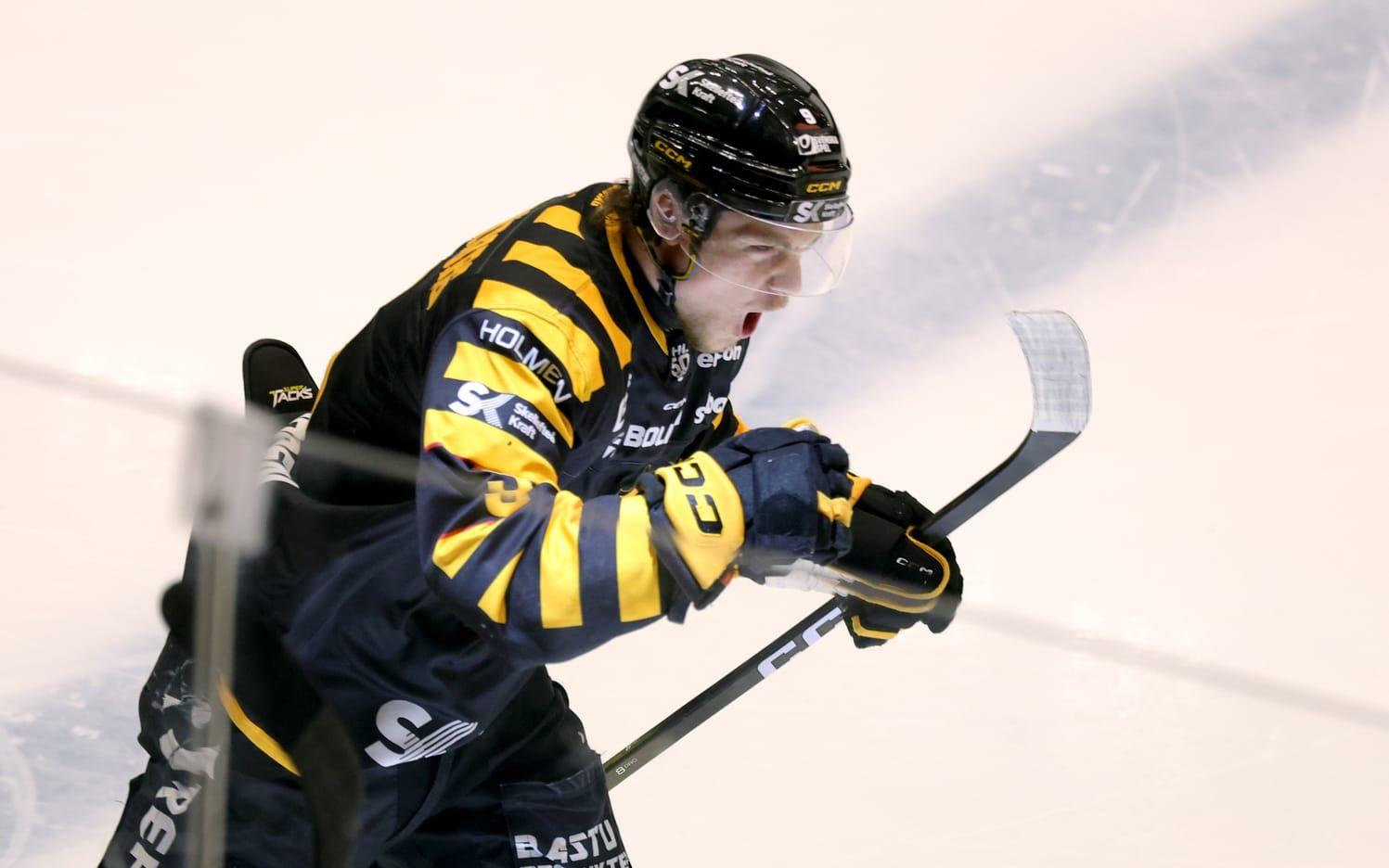 Skellefteås Victor Stjernborg jublar efter sitt första av två mål.